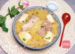 Illustration of how to stew big bones with pickled cabbage 17