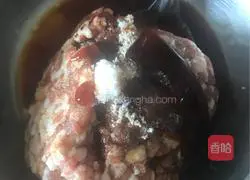 Illustration of how to make steamed carrot meatballs 1