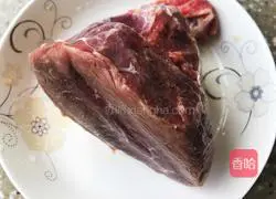 Illustration of how to make pan-fried beef slices 1