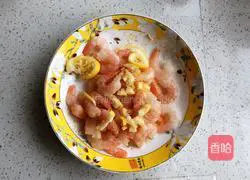 Illustration of how to make shrimp and mushroom egg rolls 1