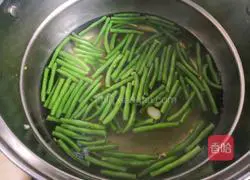  Illustration of how to make roasted pork and stir-fried beans 1