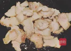 Illustration of how to make fried pork slices with green garlic sprouts 2