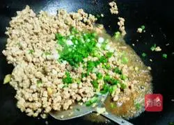 Illustration of how to make steamed eggs with minced meat 4