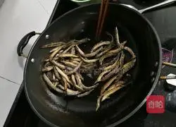 Illustration of how to make stir-fried loach with fermented vegetables 4