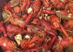 Illustration of how to make spicy crayfish 4