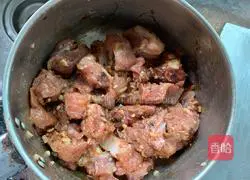 Illustration of how to make steamed pork ribs with black bean sauce 1