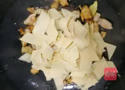 Illustration of how to make stir-fried meat with large pepper and dried tofu 4