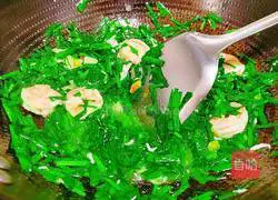 Illustration of how to stir-fry vannamei shrimp with leeks 15