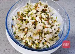 Illustration of how to make scrambled eggs with acacia flowers 1