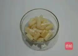 Illustration of how to make braised chicken wings with lotus root in sour soup 4