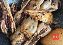 Illustration of how to stir-fry duck head in sauce 4