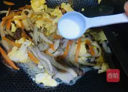 Illustration of how to make sausage, oyster mushrooms and scrambled eggs 6