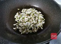 Illustration of how to make scrambled eggs with acacia flowers 7