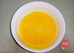 Illustration of how to make scrambled eggs with peanuts and pine nuts 2