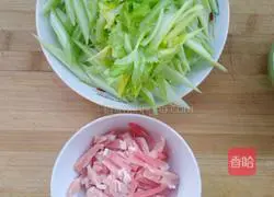 Illustration of how to make fried pork with celery 1