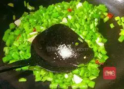 Illustration of how to make spicy stir-fried water spinach 8