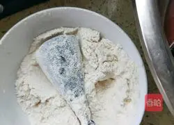 Illustration of how to stew mackerel in iron pot 2