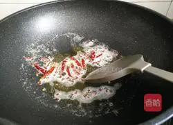 Illustration of how to make pepper and sesame river shrimp 5