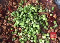 Illustration of how to stir-fry minced meat with garlic and standard pancake 4