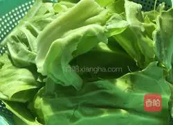 Illustration of how to stir-fry Macau pork with shredded cabbage 1