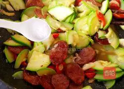 Illustration of how to make fried zucchini and sausage 10