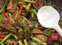 Illustration of how to stir-fry pork liver with garlic moss 13