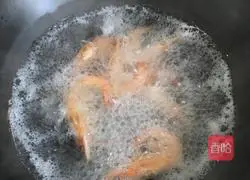 Illustration of how to stir-fry broccoli with shrimps 3