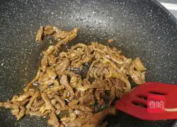 Illustration of how to make stir-fried cowpeas and meat 7