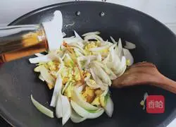 Illustration of how to make scrambled eggs with onions 7