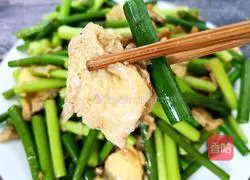 Illustration of how to make fried eggs with garlic moss 4