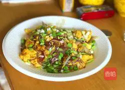 Illustration of how to make fried eggs with garlic and onions 6