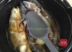 Illustration of how to stew fish in iron pot 11