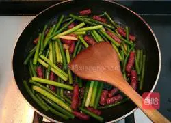 Illustration of how to make fried sausage with garlic sprouts 14
