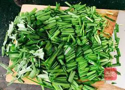 Illustration of how to stir-fry vannamei shrimp with leeks 6