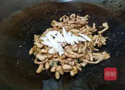 Green pepper Illustration of how to make fried shredded pork with carrots 9