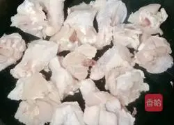 Illustration of how to cook chicken wing roots with potatoes and carrots 2