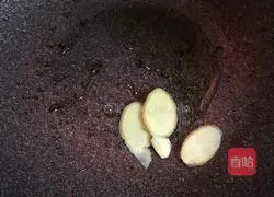 Illustration of how to cook pork trotters with Laba garlic 2