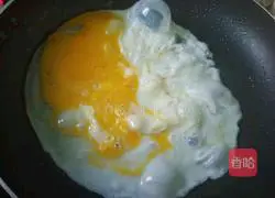 Illustration of how to make fried eggs with garlic sprouts 3