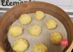 Illustration of how to make white radish, cornmeal and meat dumplings 13