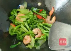 Illustration of how to make fried broccoli with shrimp balls 10