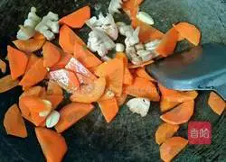 Illustration of how to stir-fry carrots and cabbage with marinade 2