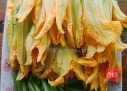 Illustration of how to make fried black pork with pumpkin flowers 1