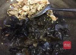 Illustration of how to make three-color fungus meat slices with pickled peppers 14