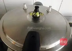 Illustration of how to make braised pork elbows with rock sugar 10