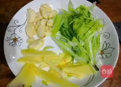 Illustration of how to make tea tree mushroom stewed chicken 2