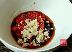 Illustration of how to steam taro with chopped pepper 5