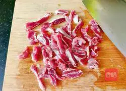 Illustration of how to make fried beef tendons with celery 3