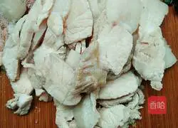 Illustration of how to cook twice-cooked pork with garlic moss 5