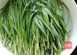 Illustration of how to stir-fry leeks and shrimps 2