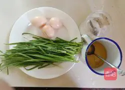 Illustration of how to make chive egg rolls 1